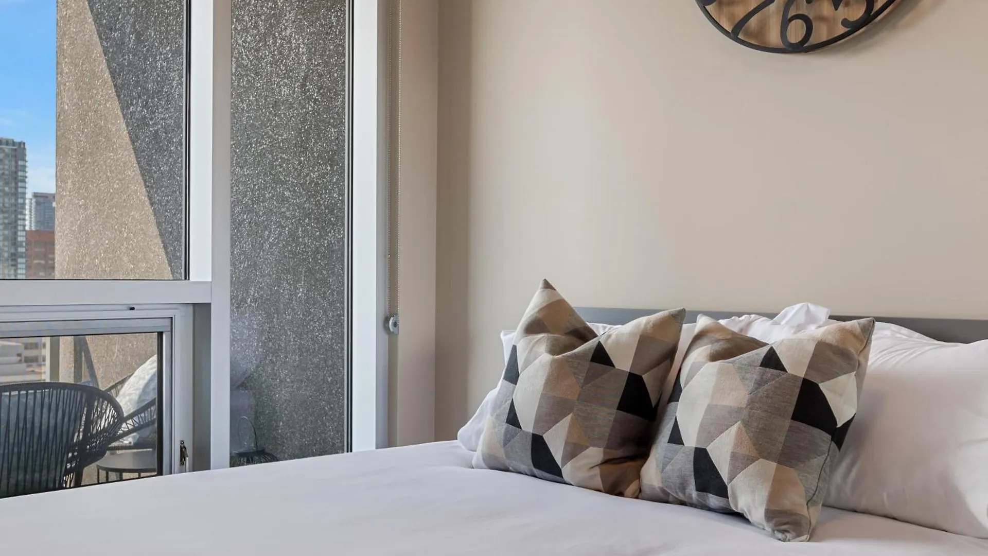 Heart Of Downtown Calgary Spacious Luxury Condo With Stunning Views And Premium Amenities Appartement