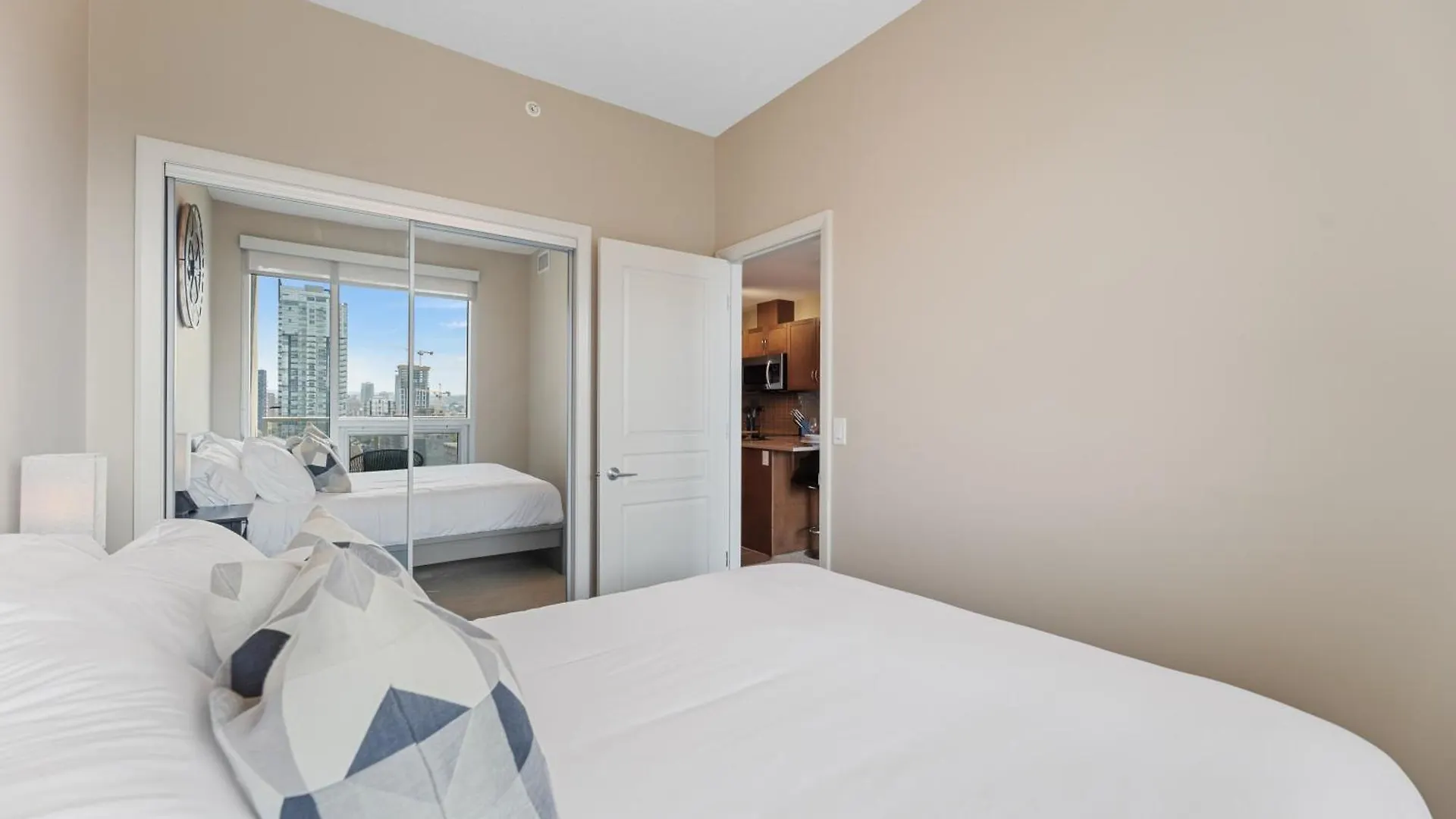 Apartment Heart Of Downtown Calgary Spacious Luxury Condo With Stunning Views And Premium Amenities