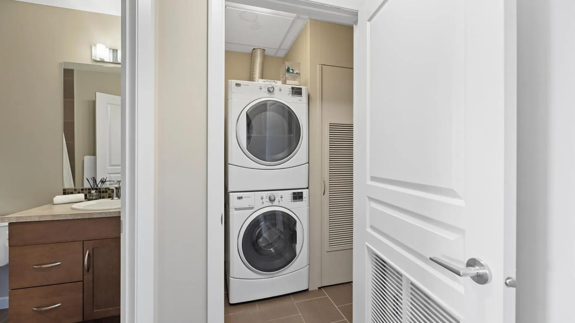 Apartment Heart Of Downtown Calgary Spacious Luxury Condo With Stunning Views And Premium Amenities Canada