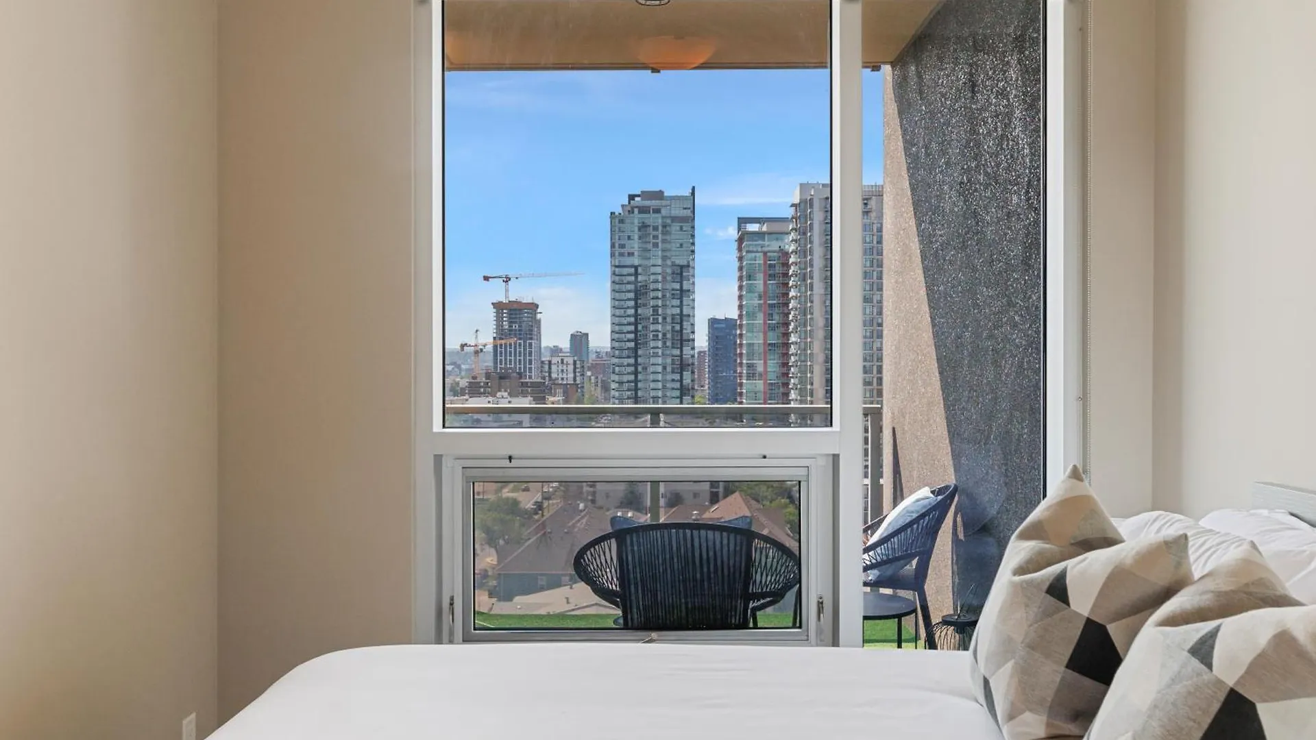Heart Of Downtown Calgary Spacious Luxury Condo With Stunning Views And Premium Amenities