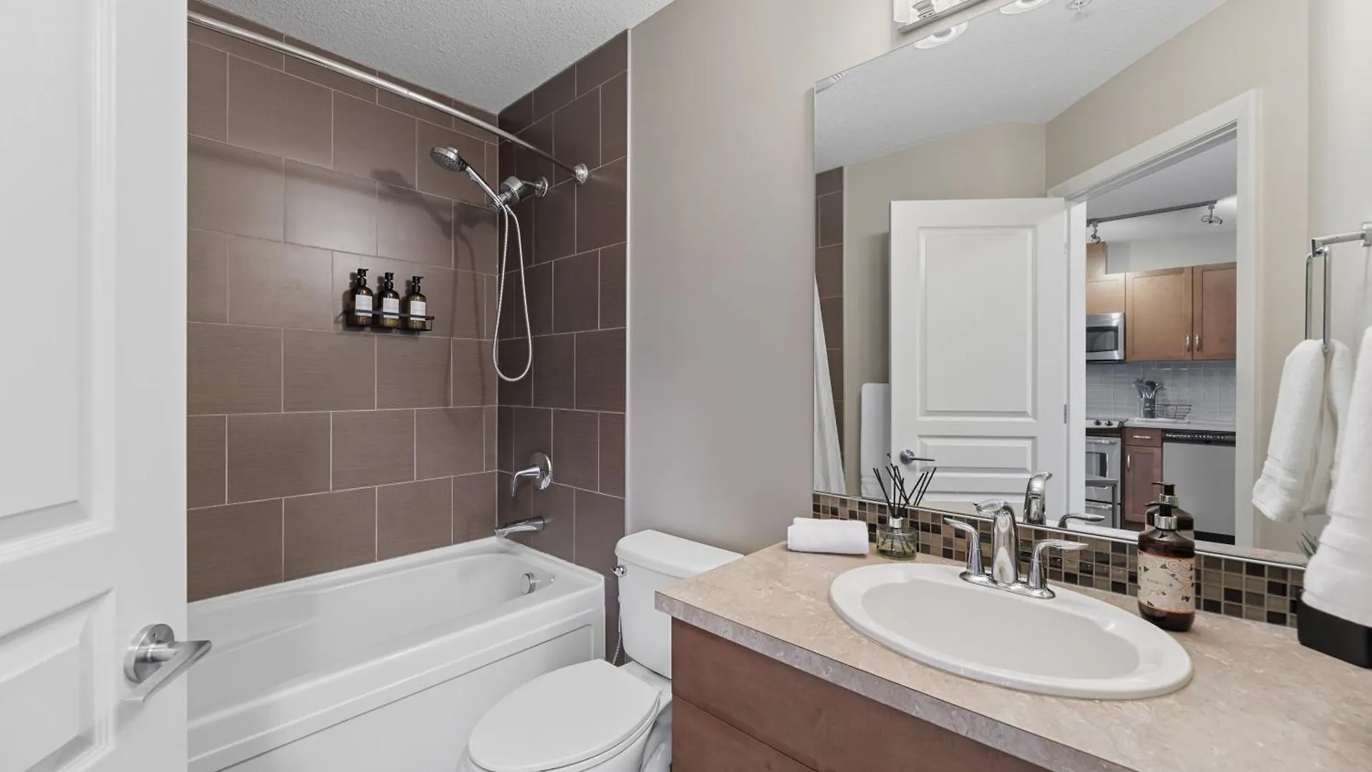 Apartment Heart Of Downtown Calgary Spacious Luxury Condo With Stunning Views And Premium Amenities Canada