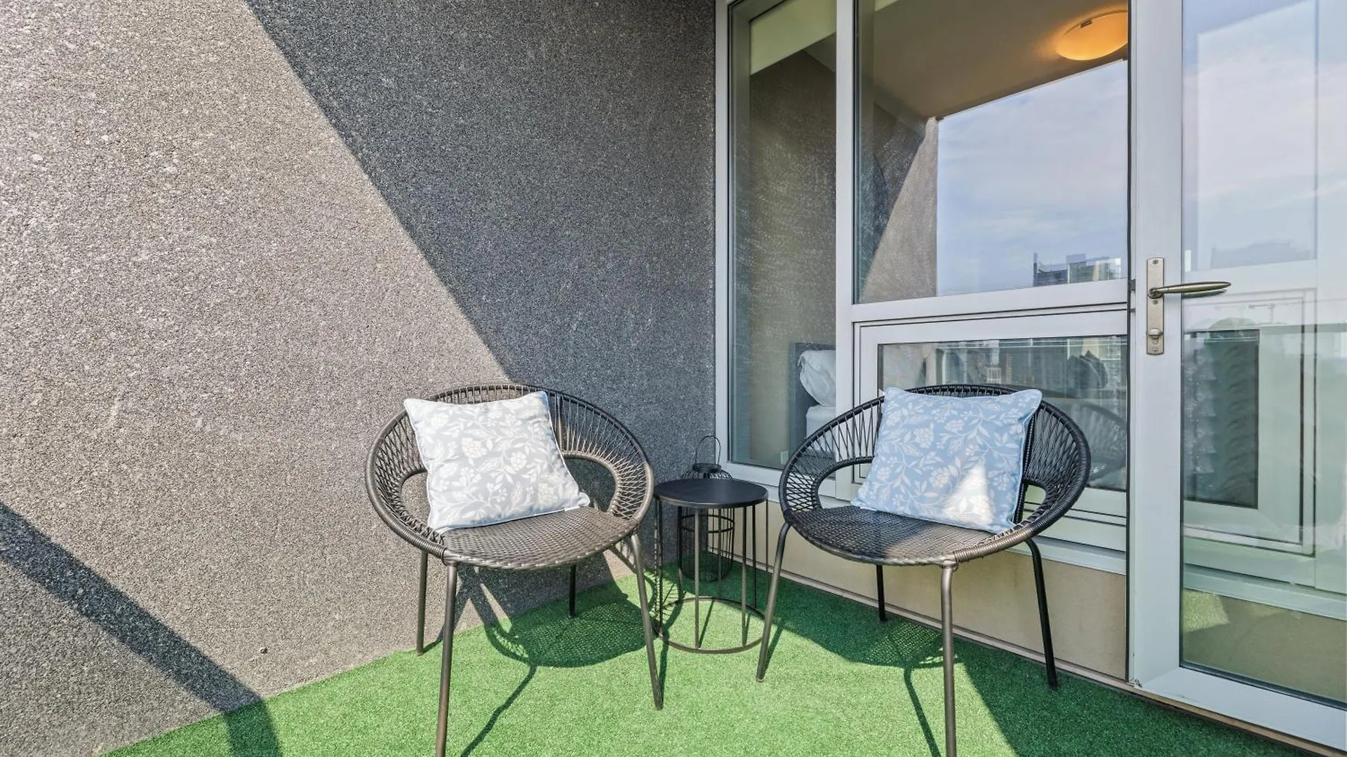 Heart Of Downtown Calgary Spacious Luxury Condo With Stunning Views And Premium Amenities