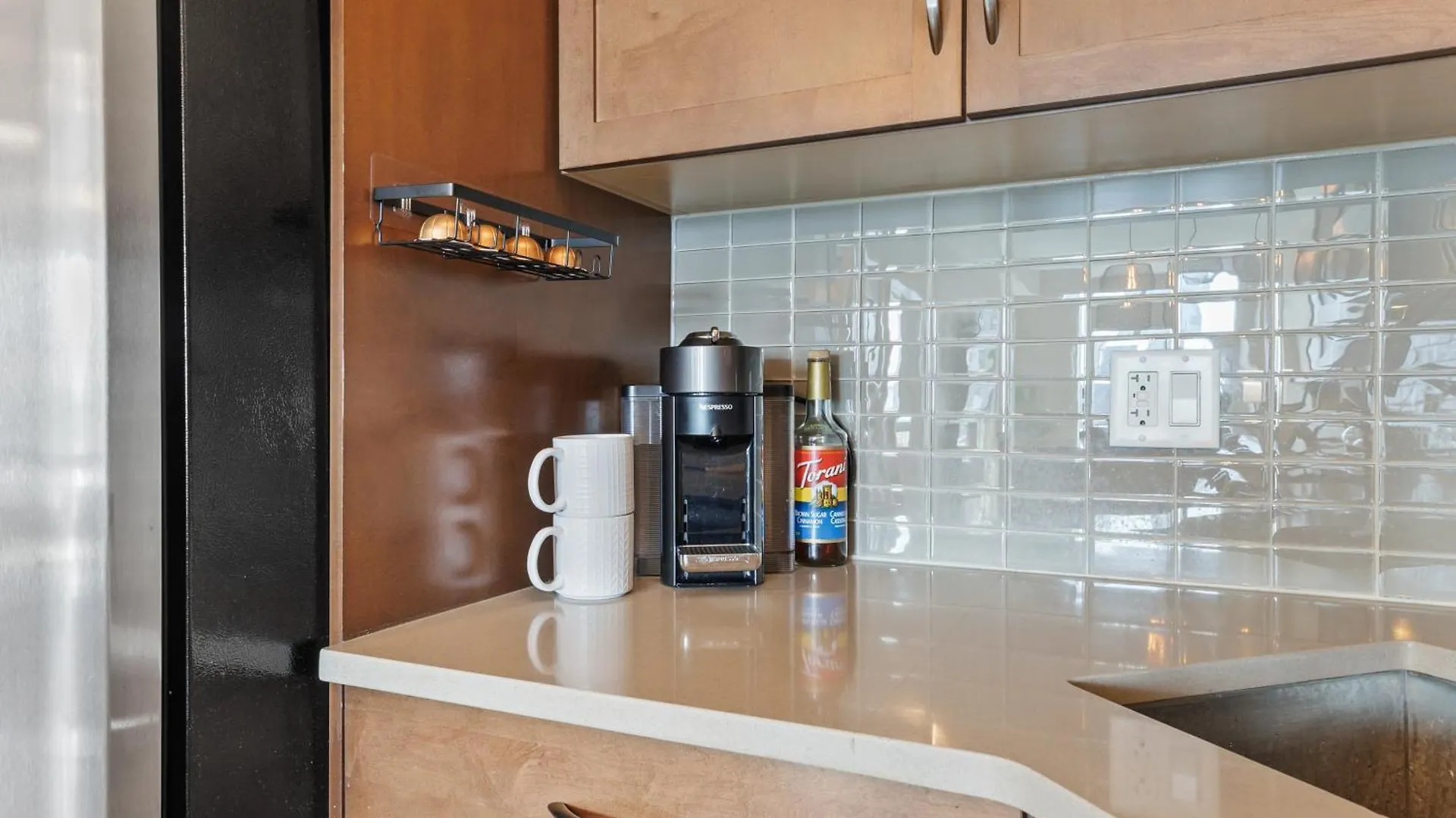Heart Of Downtown Calgary Spacious Luxury Condo With Stunning Views And Premium Amenities 0*,  Canada