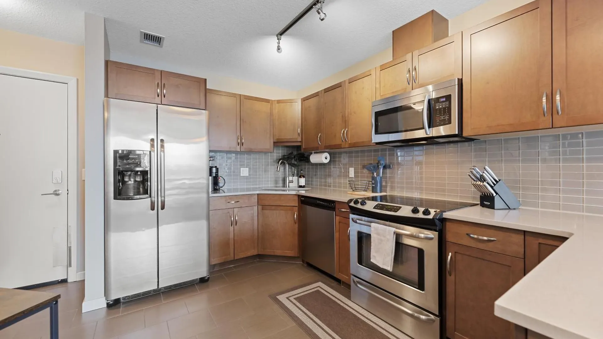 Heart Of Downtown Calgary Spacious Luxury Condo With Stunning Views And Premium Amenities Lägenhet
