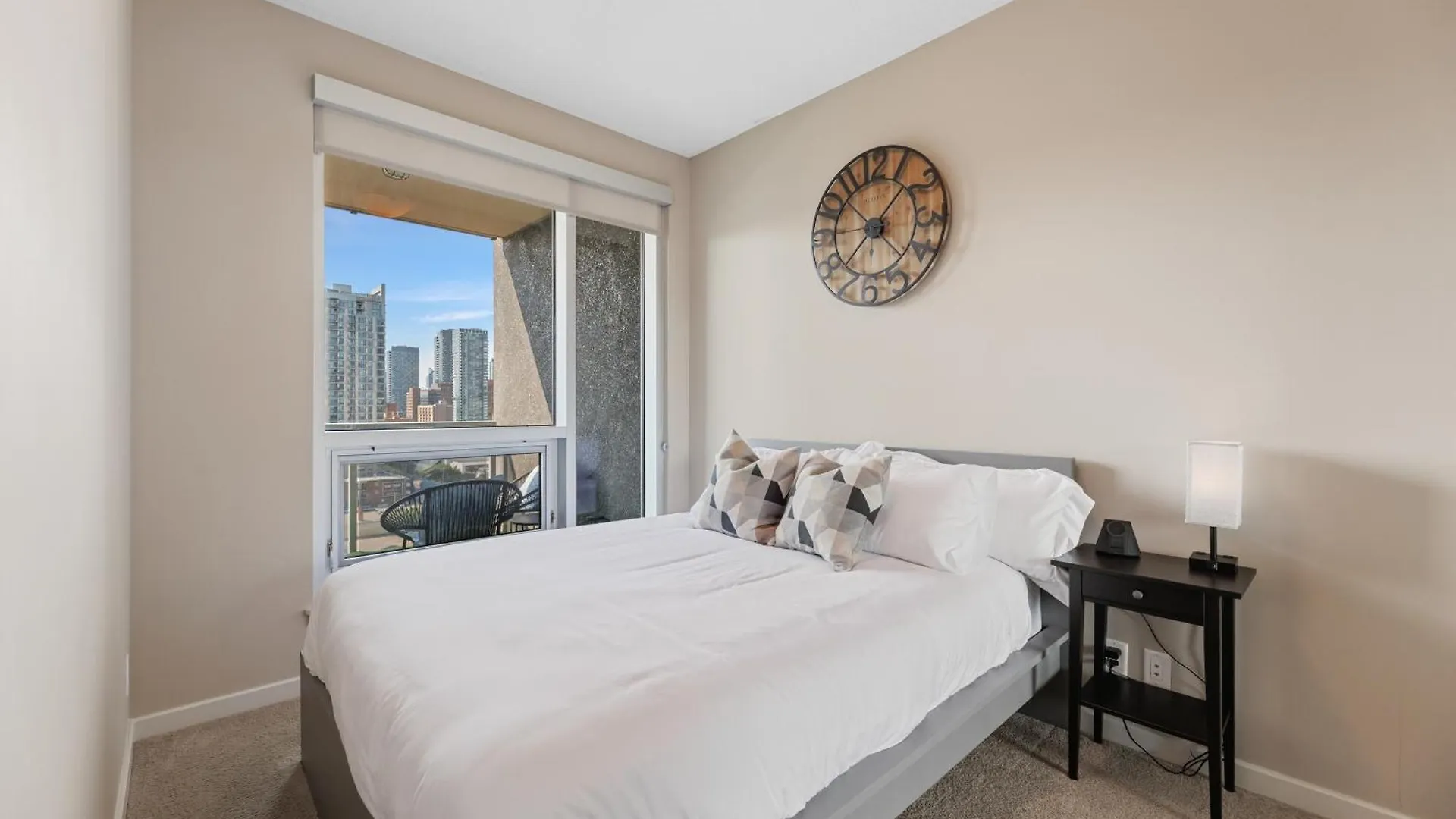 Heart Of Downtown Calgary Spacious Luxury Condo With Stunning Views And Premium Amenities Lägenhet